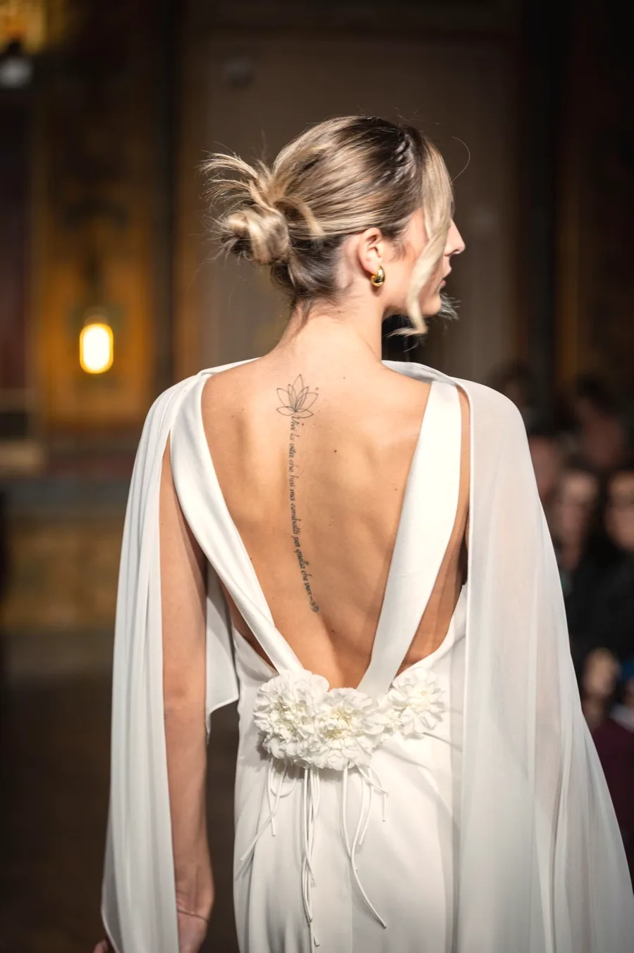 Abito da sposa con scollo profondo sulla schiena e dettaglio gioiello, creazione su misura Palermo
