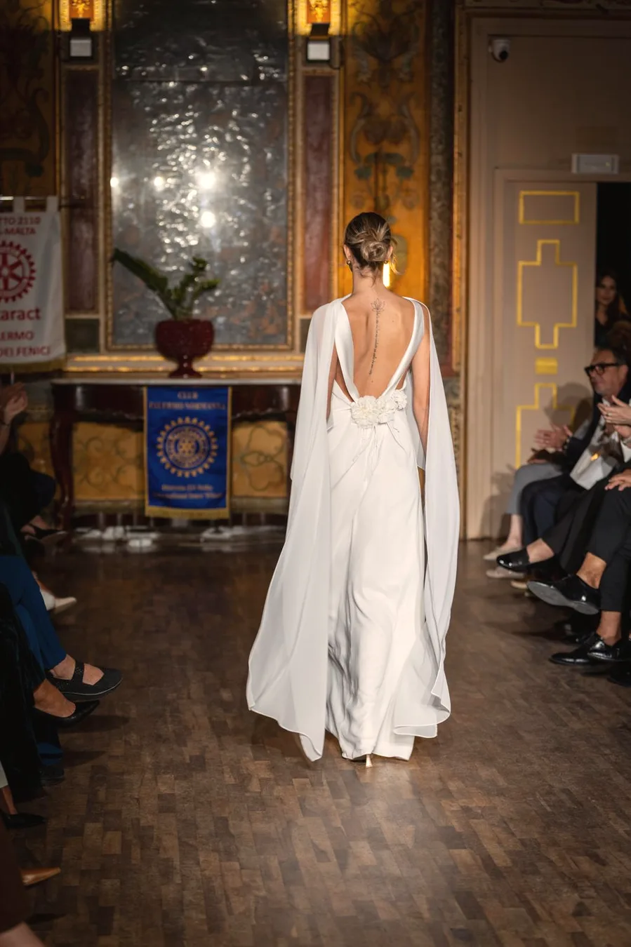 Abito da sposa con scollo profondo sulla schiena, creazione su misura dell’atelier