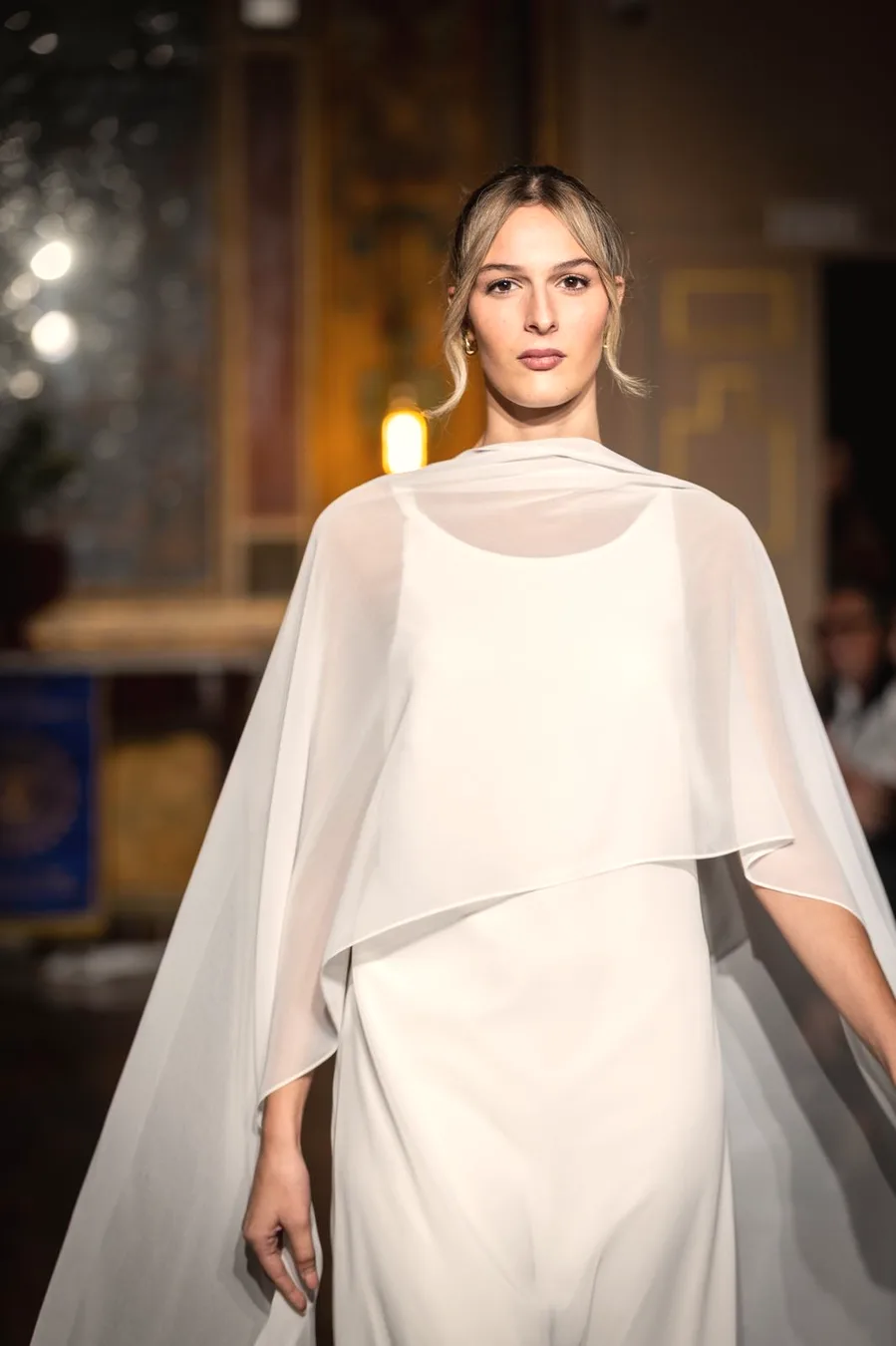 Abito da sposa con cappa in chiffon provato durante una consulenza personalizzata in atelier a Palermo