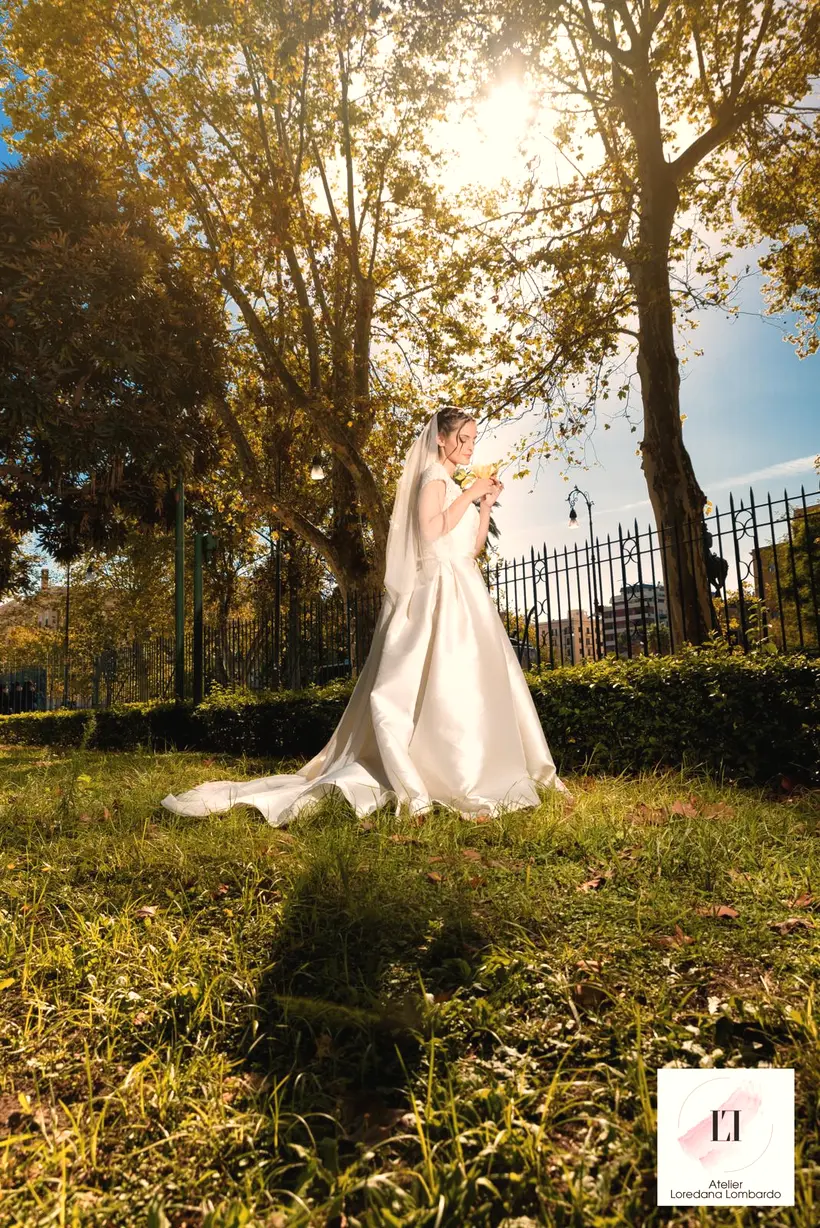 Sposa in giardino al tramonto con abito su misura dell’Atelier Loredana Lombardo